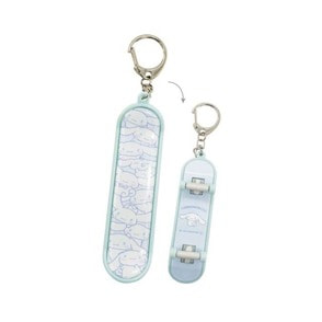 サンリオキャラクターズ　スケボーキーホルダー（シナモロール）